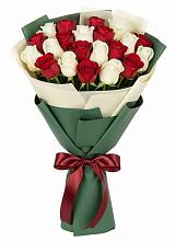 Букет Микс из красных и белых роз в Калистово