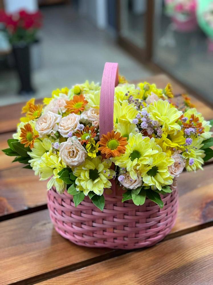 Цветочная композиция из Хризантемы и Розы в корзине в Калистово