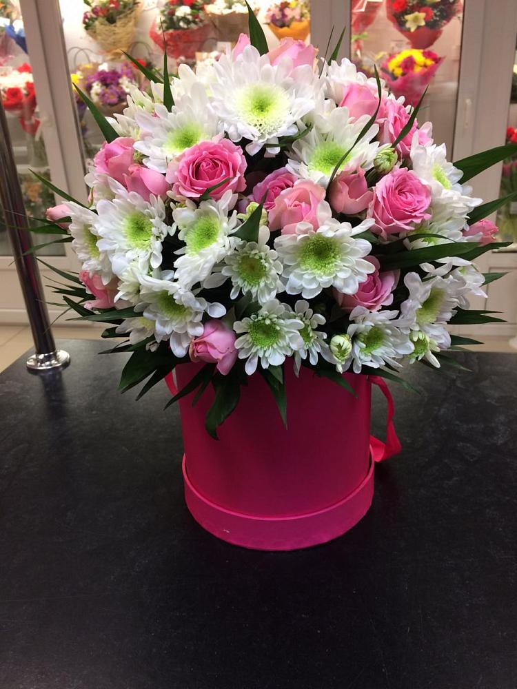 Цветочная композиция из Розы и Хризантемы в шляпной коробке в Калистово