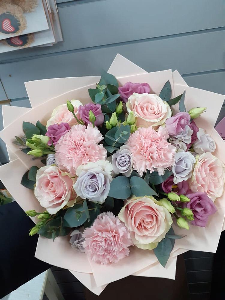 Букет цветов из: Розы, Гвоздики и Лизиантусы в Калистово